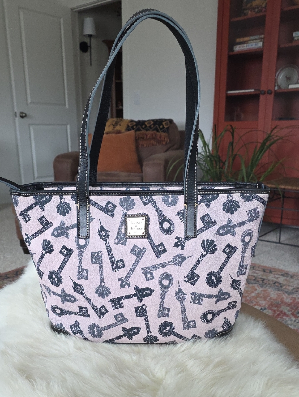 Gorgeous Dooney & Bourke Disney Parks Princess Keys Leather Tote 🖤🗝🩷👸👑